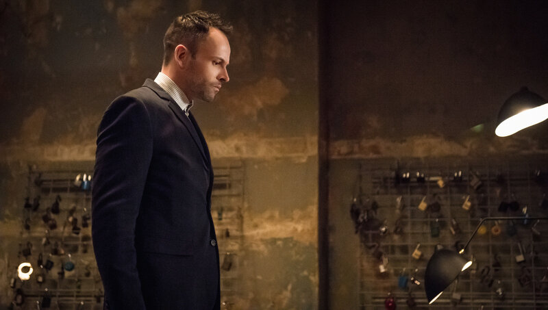 Als Holmes (Jonny Lee Miller) Joan Watson nicht erreichen kann, denkt er zunächst, dass sie mit seinem Bruder Mycroft zusammen ist und nicht ans Telefon geht – doch die Wahrheit ist viel schlimmer … – Bild: © CBS Television