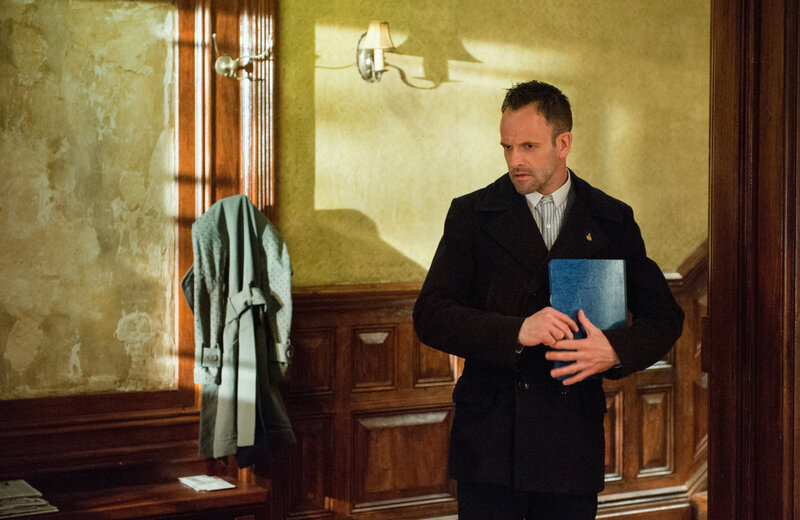 Nachdem Sherlock Holmes (Jonny Lee Miller) erfahren hat, dass sein Bruder Mycroft für den britischen Geheimdienst arbeitet, warten weitere Überraschungen auf ihn: Mycrofts Vorgesetzter will, dass auch Sherlock für ihn arbeitet – als Gegenleistung für Watsons Befreiung … – Bild: © CBS Television