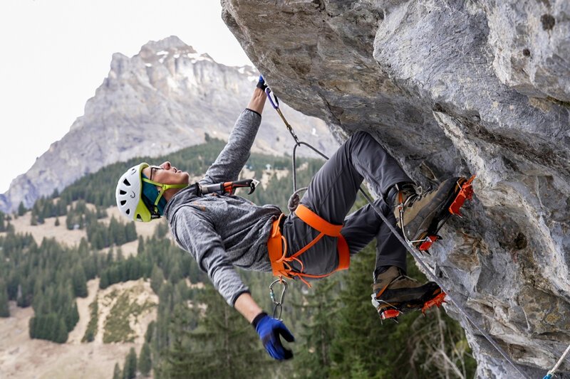 Das Expeditionsteam Die Selektion Folge 1 Antoine Zaninetti vom SAC-Expeditionsteam der Männer beim Drytooling am überhängenden Fels – Bild: SRF/​Halsundbeinbruch Film