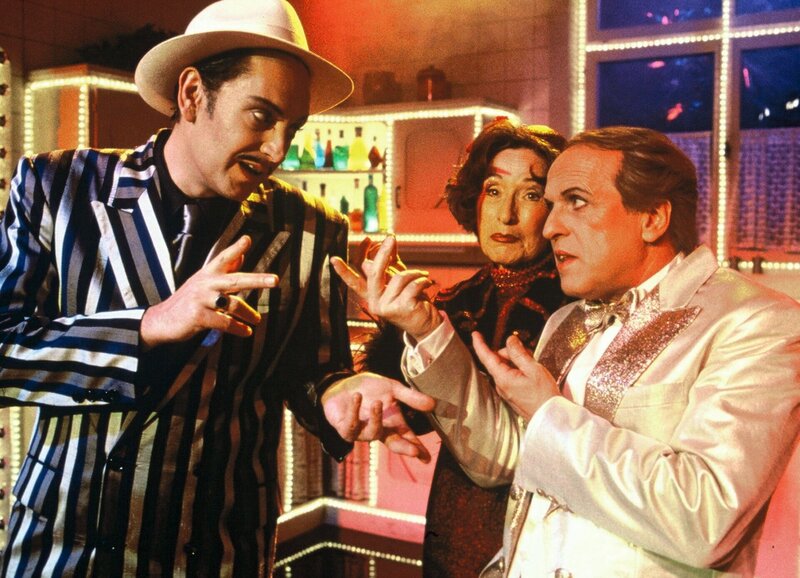 Fascht e Familie Showbusiness Folge 98 Wird Rolf endlich Tante Martha beerben?: Andreas Matti als Rolf Aebersold, Trudi Roth als Tante Martha, Walter Andreas Müller als Hans Meier – Bild: SRF