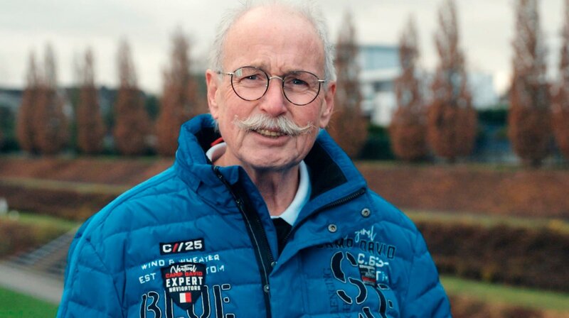 Hans-Jürgen Josten im Interview am Bökelberg. – Bild: WDR/​eitelsonnenschein