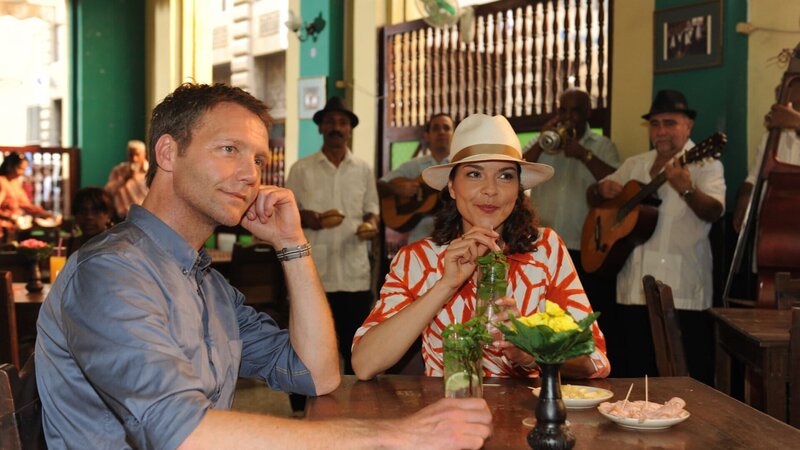 Auf ihrer Schatzsuche kommen sich Nora (Susan Hoecke) und Bernd (Patrik Fichte) näher. – Bild: ZDF