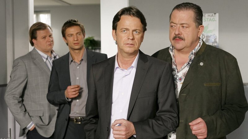 Die Kommissare Korbinian Hofer (Joseph Hannesschläger, l.), Sven Hansen (Igor Jeftic, 2.v.l.) und Tobias Hartl (Michael A. Grimm, l.) ahnen, dass Tilo Melzer (Rudi Cerne, 2.v.r.) nicht die Wahrheit sagt. – Bild: ZDF