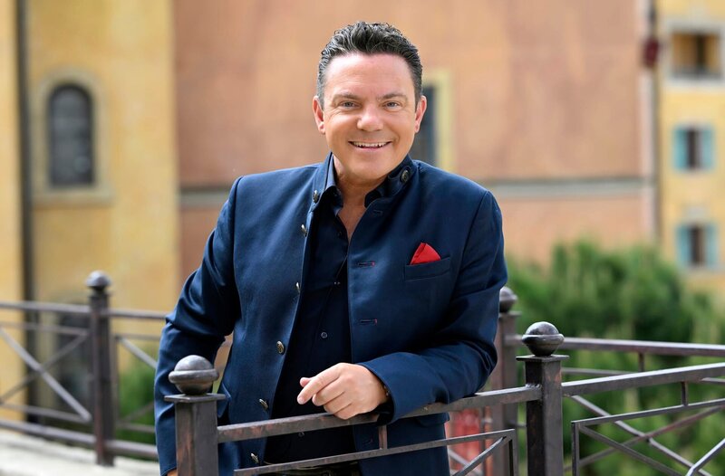 Moderator Stefan Mross bei der Live-Übertragung von „Immer wieder sonntags“ im Europapark Rust. – Bild: SWR/​Wolfgang Breiteneicher