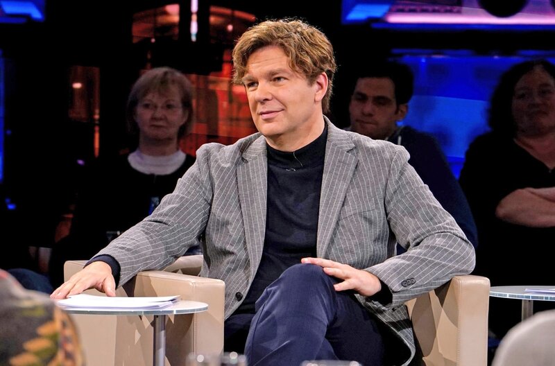 Moderator Michael Steinbrecher präsentiert das „Nachtcafé“. – Bild: SWR/​Bettina Müller