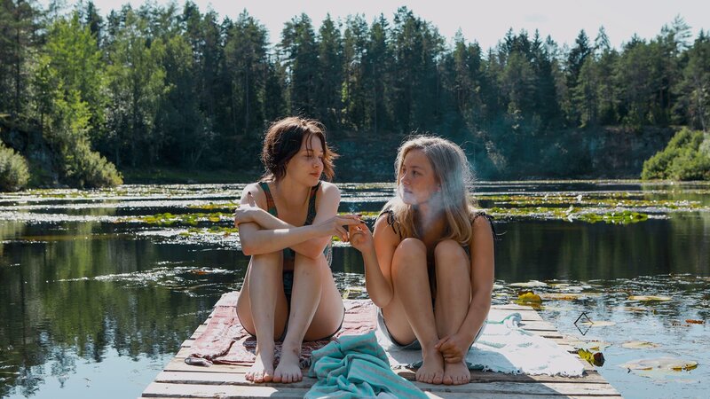 Mariia (Rebekka Baer, re.) und Mimi (Anni Iikkanen) genießen den Sommer. – Bild: rbb/​Salzgeber