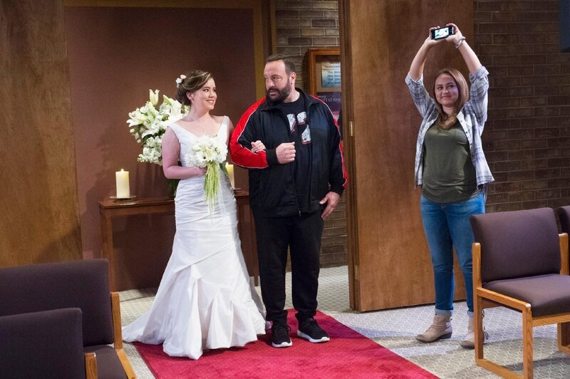 V.l.: Kendra Gable (Taylor Spreitler), Kevin Gable (Kevin James), Sara Gable (Mary-Charles Jones) – Bild: RTL /​ Sony Pictures Television Inc. and CBS Studios Inc.