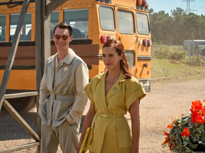 Bernard Marx (Harry Lloyd) und Lenina Crowne (Jessica Brown Findlay) – Bild: RTL /​ 2020 Universal Content Productions LLC.