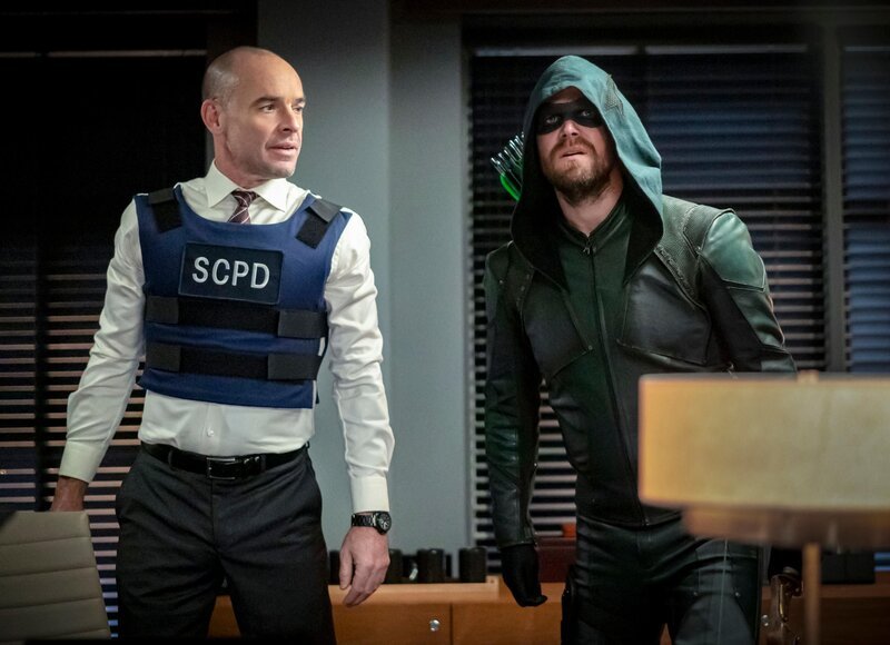 Quentin Lance (Paul Blackthorne, l.) und Oliver Queen (Stephen Amell, r.) – Bild: RTL /​ ARROW and all related characters and elements © & â“¢ DC Comics and Warner Bros. Entertainment
