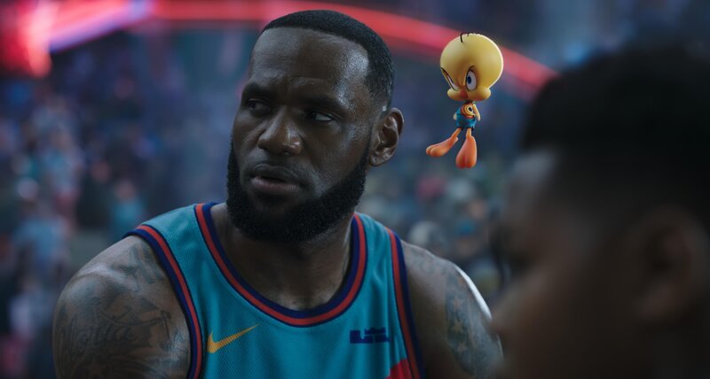 LeBron James (l.) – Bild: Warner Bros. Ent. All Rights Reserved