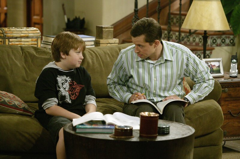 Während Alan (Jon Cryer, r.) seinem Sohn Jake (Angus T. Jones, l.) vermitteln möchte, dass es sinnvoll ist seine Hausaufgaben gleich Freitags zu erledigen, verliebt sich Charlie in eine Frau, die es besser versteht, die Unnahbare zu spielen als er selbst … – Bild: © Warner Brothers Entertainment Inc.