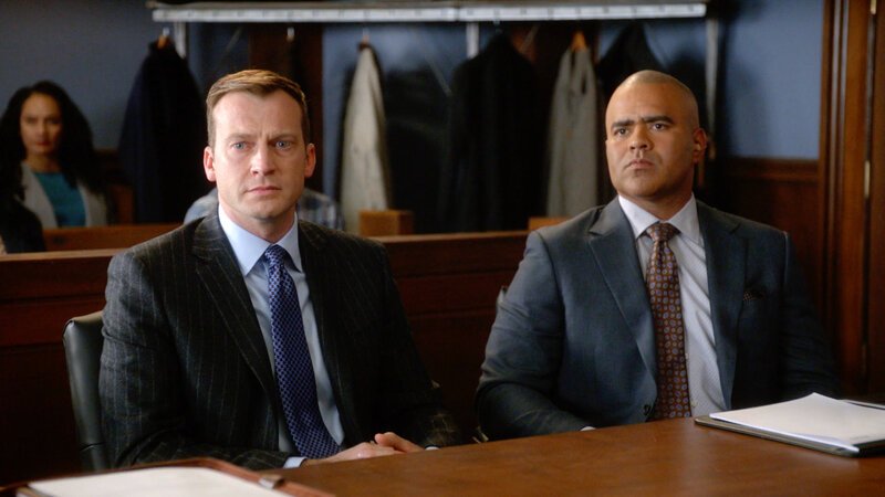 Geoffrey Schreiber (Robert Eli, l.); Chunk Palmer (Christopher Jackson, r.) – Bild: CBS Broadcasting, Inc.