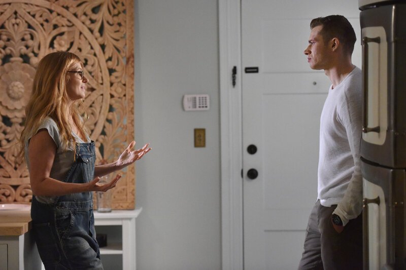 Wird das erste persönliche Aufeinandertreffen von Abby (Connie Britton, l.) und Buck (Oliver Stark, r.) ihr Beziehung zueinander verändern? – Bild: Fox and its related entities.