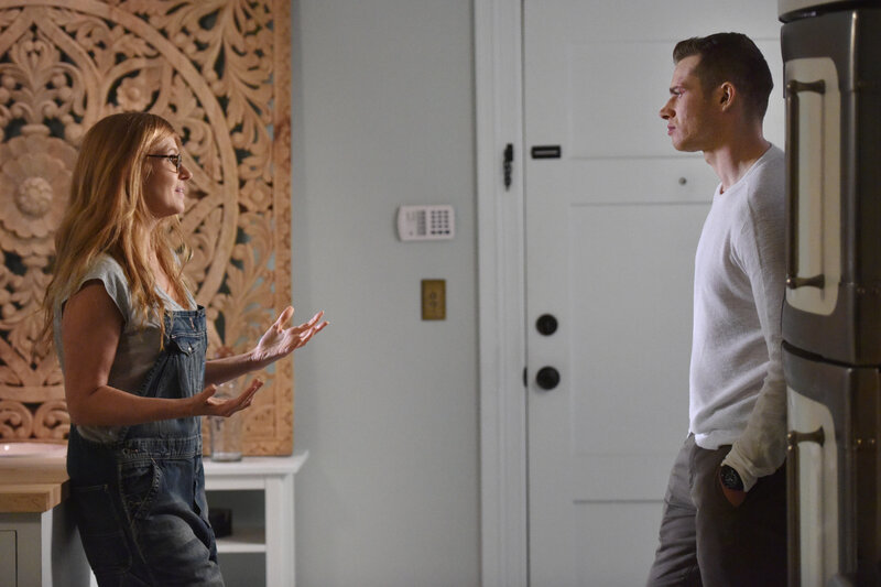 Wird das erste persönliche Aufeinandertreffen von Abby (Connie Britton, l.) und Buck (Oliver Stark, r.) ihr Beziehung zueinander verändern? – Bild: Fox and its related entities.