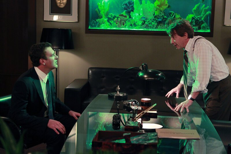 Robin und ihr Therapeut kommen sich näher, während Marshall (Jason Segel, l.) mit der Arbeit seines Boss Garrison Cootes (Martin Short, r.) nicht ganz zufrieden ist … – Bild: 20th Century Fox International Television