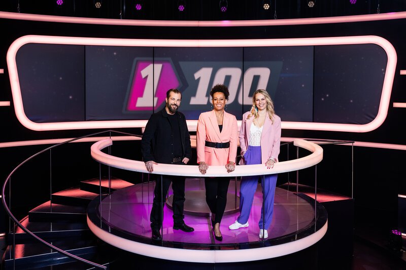 1 gegen 100 - Promi-Special Bligg, Moderatorin Angélique Beldner und Linda Fäh – Bild: SRF/​Gian Vaitl