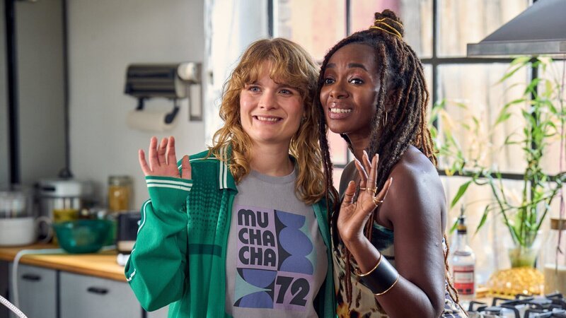Lena (Anna Schimrigk, l.) und Nikita (Karmela Shako, r.) sind beste Freundinnen und stehen zusammen alles durch. – Bild: ZDF
