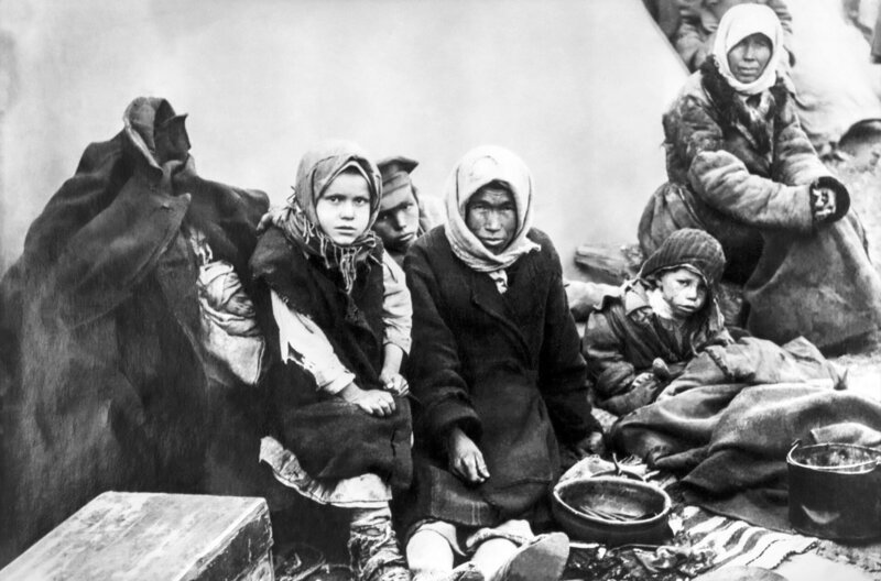 Russland, 1921: Als nach Revolution und Kriegen die Ernten durch eine Dürre vernichtet werden, kommt es zu einer schweren Hungersnot. Viele Menschen verlassen ihre Dörfer auf der Suche nach Gebieten, in denen noch Nahrungsmittel zur Verfügung stehen. – Bild: National Archives and Records Administration