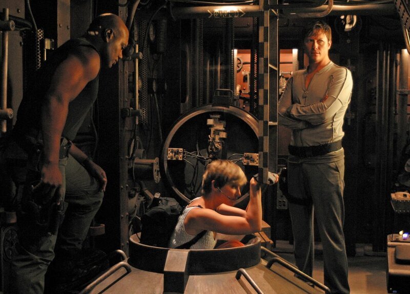 Kianna (Emily Holmes, mi.) will die Bombe selbst platzieren … (Foto: Christopher Judge, li. als Teal’c, Corin Nemec, re. als Jonas) – Bild: RTL II