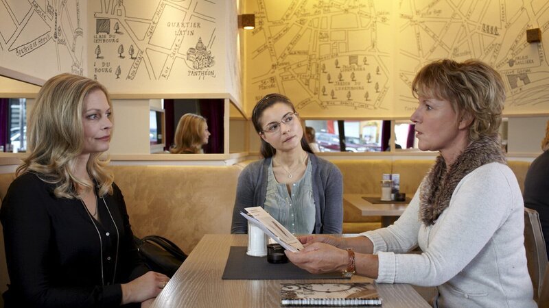 Nach der ersten Stunde gehen Annette (Susanna Simon, l.), Isabell (Henriette Richter-Röhl, M.) und Katja (Mariele Millowitsch, r.) erstmal einen trinken. – Bild: ZDF Nach der ersten Stunde gehen Annette (Susanna Simon, l.), Isabell (Henriette Richter-Röhl, M.) und Katja (Mariele Millowitsch, r.) erstmal einen trinken. – Bild: ZDF