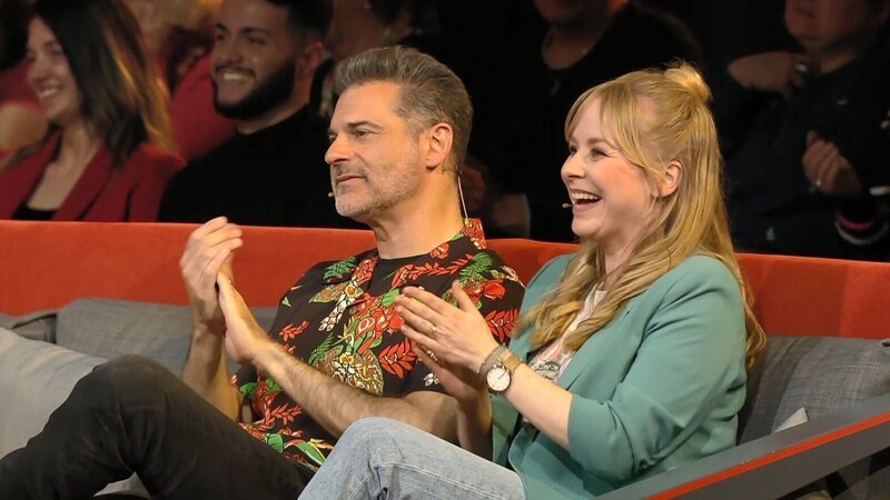 Rick Kavanian und Jasmin Schwiers. Die Verwendung des sendungsbezogenen Materials ist nur mit dem Hinweis und Verlinkung auf RTL+ gestattet. – Bild: RTL /​ C. Kebekus, J. Schwiers, R. Kavanian, J. van Weyde