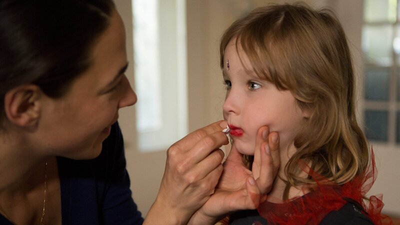 Katinka (Judith Bohle, l.) bietet Ronja (Lotte Shirin Keiling, r.) ihre Hilfe an: Der Lippenstift ist verrutscht, was die Sechsjährige wütend gemacht hat. – Bild: ZDF
