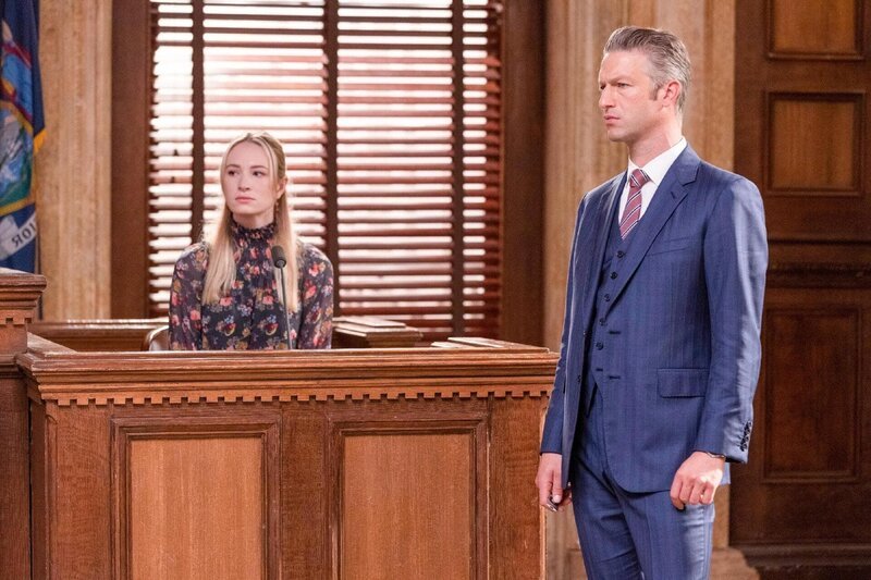 Willa Bartola (Lena Torluemke) und Dominick Carisi Jr. (Peter Scanavino) – Bild: RTL