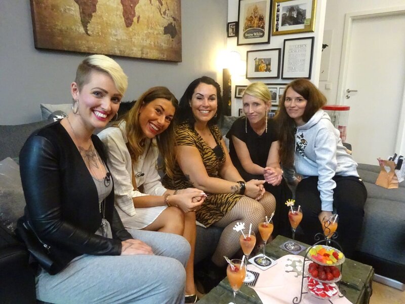 V.l.: Alice M., Alice D., Mimi, Stefanie und Kandidatin Anja – Bild: TVNOW /​ Constantin Ent.