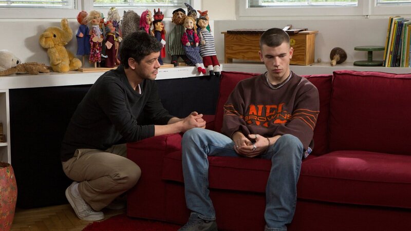 Tom (Carlo Ljubek, l.) versucht gemeinsam mit Sam (Valentin Oppermann, r.), Ziele zu entwickeln, die sie in den Sitzungen erarbeiten und umsetzen wollen, damit dem Jungen ein erneuter Heimaufenthalt und der Verlust seiner aktuellen Pflegefamilie erspart bleibt. – Bild: ZDF