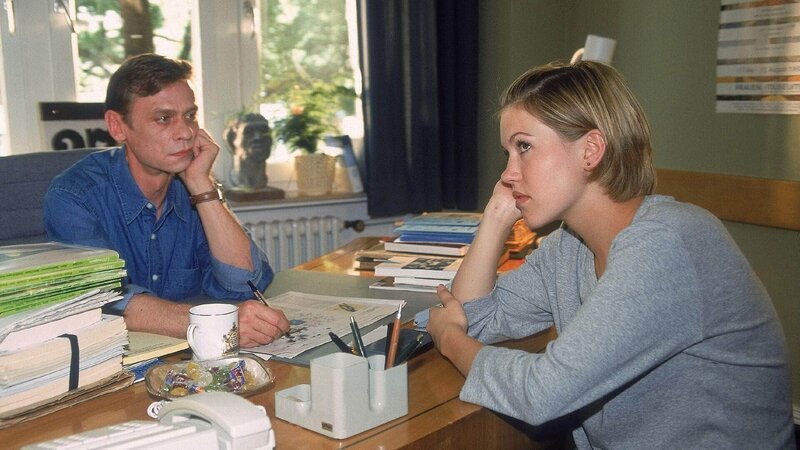 Alex (Wolke Hegenbarth) hat sich auf den Deal mit ihrer Mutter eingelassen, zum Schulpsychologen Dr. Reimann (Sylvester Groth) zu gehen, nicht ahnend, dass sie in dem „Psychoheini“ ihren Meister finden wird … – Bild: RTL