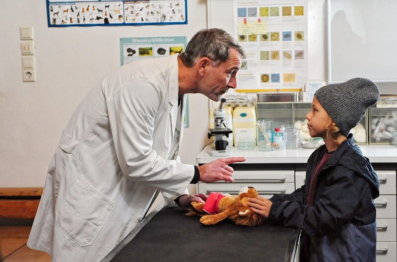 Fabio (Lutz Kern) bringt seinen kranken Löwen zu Philip (Heikko Deutschmann). – Bild: SWR/​Maria Wiesler