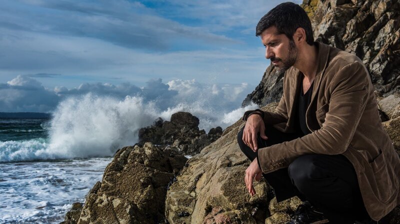 Die Geschichte der Bretagne, ihre Sagen und Überlieferungen sind dem pragmatischen Stadtmenschen Kommissar Dupin (Pasquale Aleardi) genauso fern, wie die allgegenwärtige keltische Kultur oder die Zucht der ihm sehr suspekten, aber weltberühmten Austern. Dass ihm seine neuen Fälle sowohl Begegnungen mit ebenjenem Meeresgetier als auch zahllose zutiefst verhasste Bootsfahrten über den launischen Atlantik bescheren, passt Dupin insofern gar nicht. – Bild: port.hu