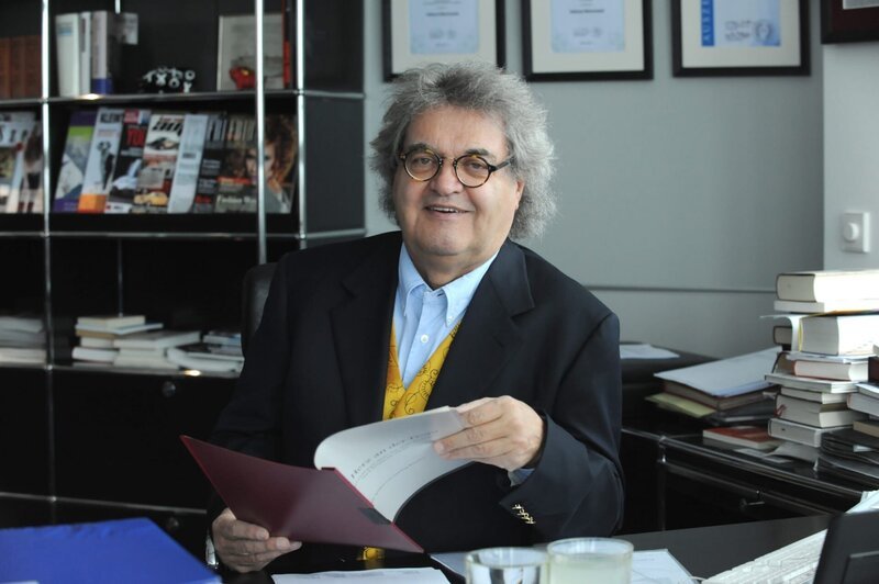 Redakteur Mohnsiedel (Helmut Markwort). – Bild: BR/​Marco Orlando Pichler