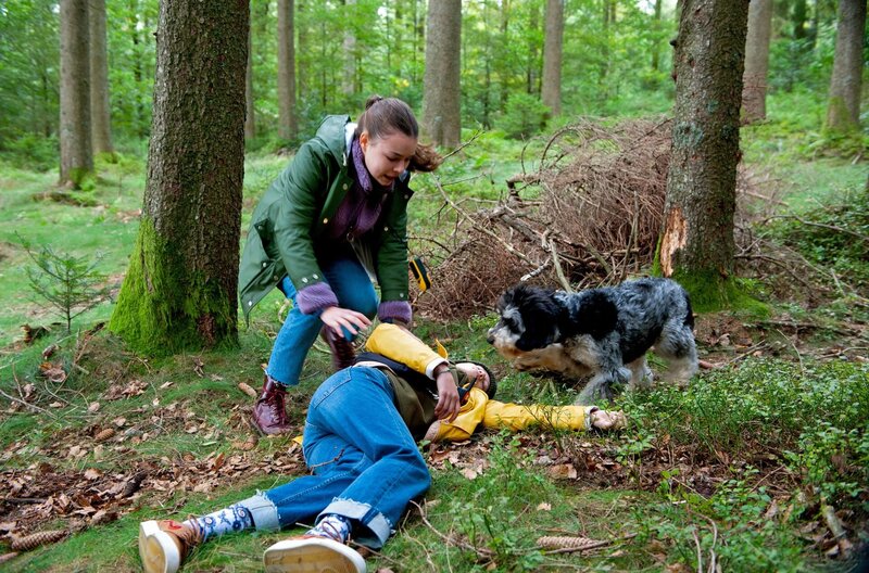 Nina (Annika Vieider) fällt mit Unterzucker um. Leo (Phillis Lara Lau) und Hund Jojo eilen herbei. – Bild: SWR/​Maria Wiesler