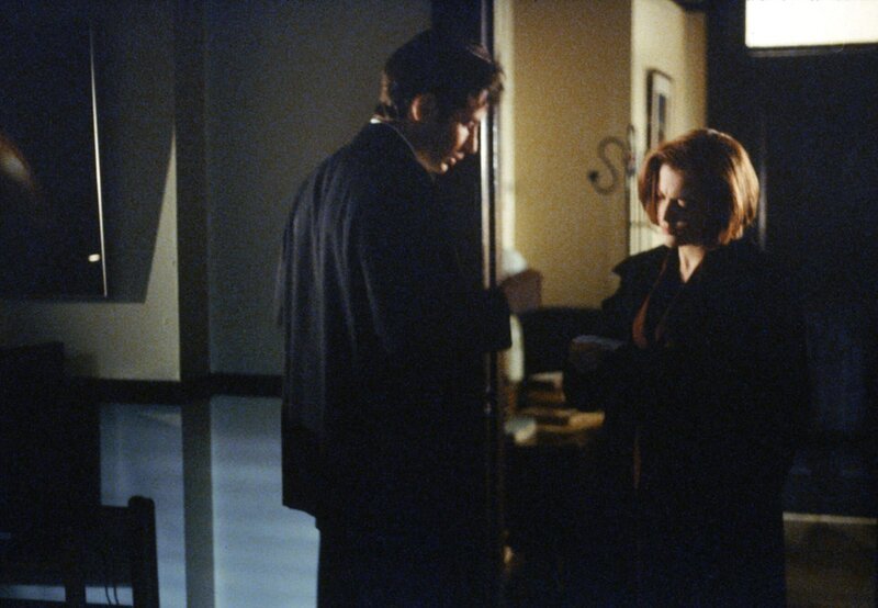 Als Scully (Gillian Anderson, r.) unter Hypnose berichtet, dass am Flammeninferno am Staudamm angeblich augenlose Aliens verantwortlich waren und Cassandra Spender von ihnen entführt wurde, will ihr Mulder (David Duchovny, l.) erst nicht glauben. Doch dann passiert etwas Unglaubliches … – Bild: Twentieth Century Fox Film Corporation