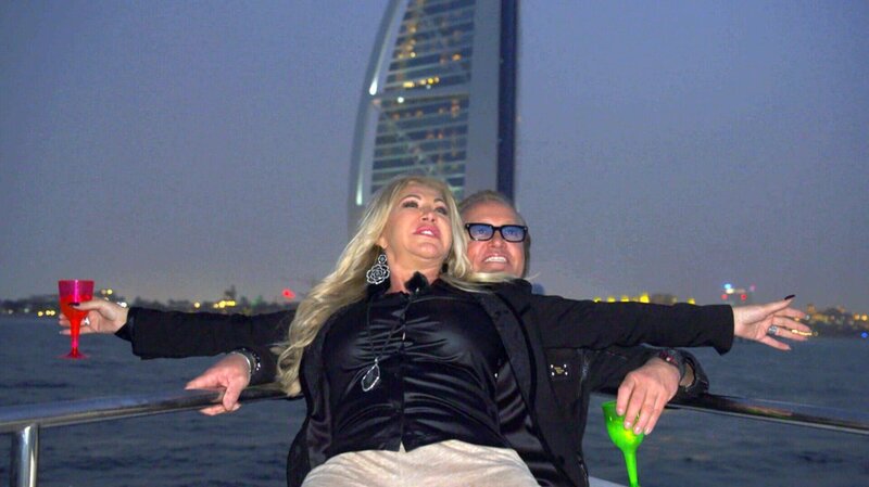 Der Titanic-Momant ereilt Carmen und Robert bei einer Bootstour in Dubai – Bild: RTLZWEI