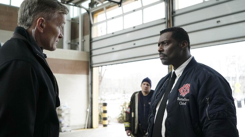Agent Riordan (Chance Kelly, l.), Wallace Boden (Eamonn Walker) – Bild: RTL /​ NBC Universal
