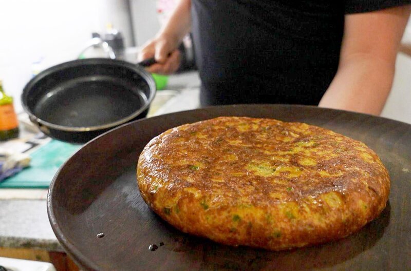 In Argentinien bereitet José Luis seine Tortilla zu. – Bild: Elephant Doc