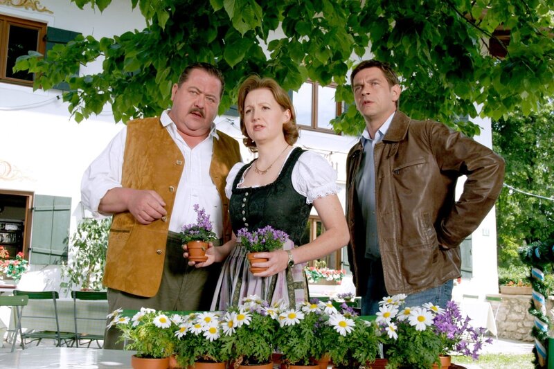 Einen Mord vor dem Rosenbräu findet Wirtin Rosi (Senta Auth) gar nicht gut, aber Ermittlungen unter den Gästen können ihr die beiden Cops Korbinian Hofer (Joseph Hannesschläger, li.) und Christian Lind (Tom Mikulla, re.) nicht ersparen. – Bild: ORF/​ZDF/​Thomas R. Schumann