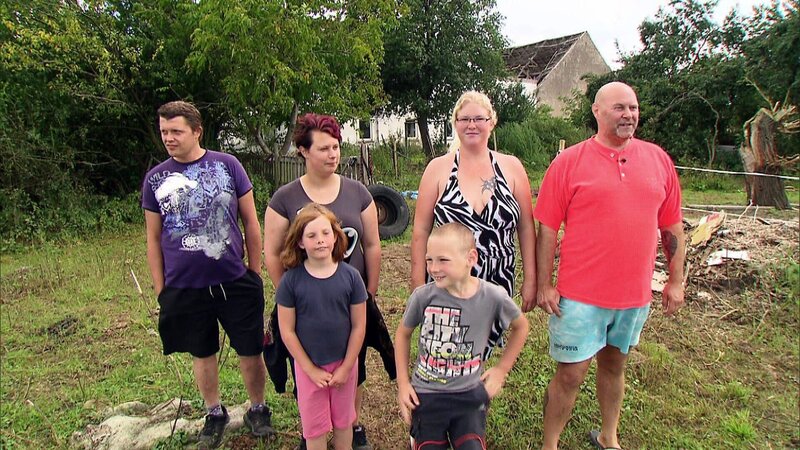 Dirk (48, re.) und Freundin Vanessa (28, 2.v.li.) haben für die ganze Familie einen Resthof für 500 Euro im Internet ersteigert.. – Bild: RTL II