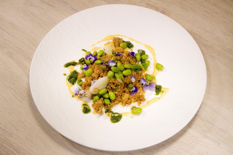 Paul Ivic: Einkorn-Couscous mit Edamame. – Bild: ORF/​Interspot Film