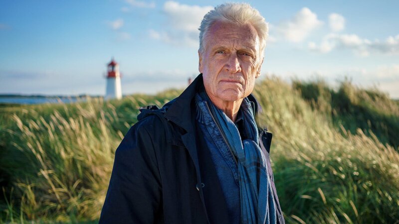 Theo Clüver (Robert Atzorn) hat eine harte Nuss zu knacken. Ein Nachtclubbesitzer wurde tot aufgefunden. Sein Kollege Hinnerk könnte Zeuge der Tat gewesen sein. Da er in dieser Nacht dem Alkohol in hohem Maße zugesprochen hat, kann er sich aber an nichts mehr erinnern. – Bild: ZDF