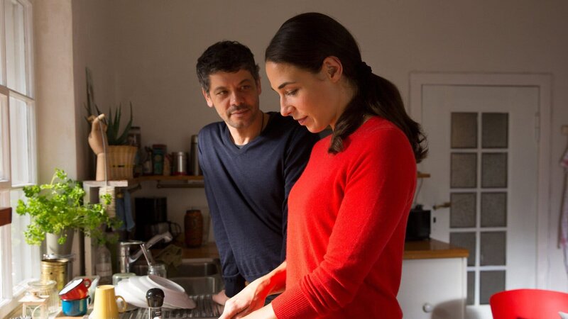 Tom (Carlo Ljubek) erzählt seiner Kollegin Katinka (Judith Bohle), dass seine Tochter Hanna ihn demnächst in Berlin besuchen kommt. – Bild: ZDF
