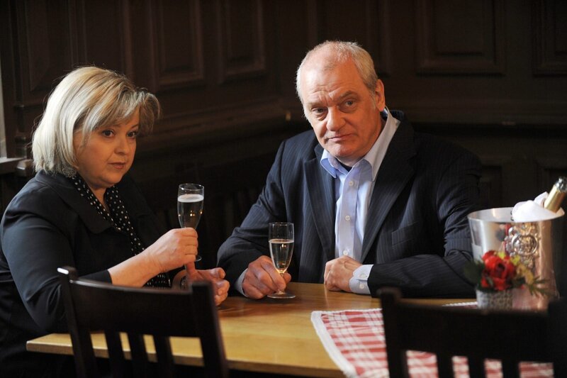 Frau Laban (Andrea Wildner) und Lehmann (Michael Vogtmann) feiern Frau Laban als neue Gemeinderätin und rätseln, was Wöller vom Grafen Sernburg will. – Bild: ORF/​Kineos/​Barbara Bauriedl