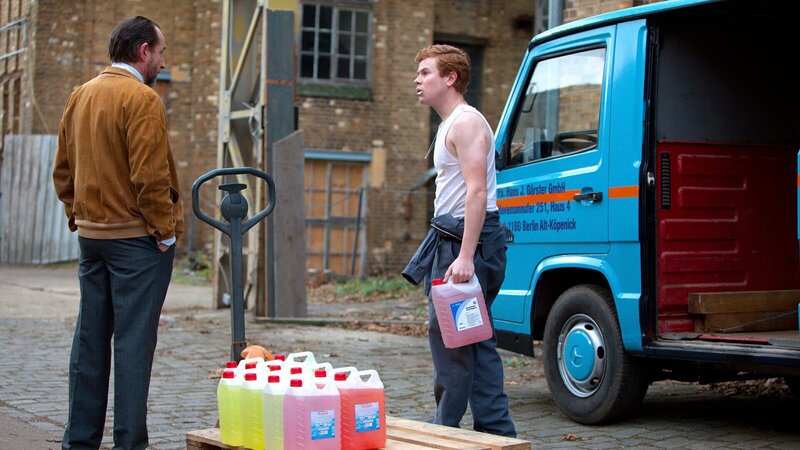 Gärster (Thorsten Merten, l.) mit seinem Ziehsohn Reiko Böttcher (Leon Seidel, r.). – Bild: 3sat