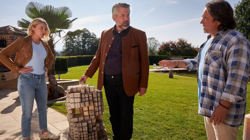 Im Rahmen ihrer Ermittlungen fühlen die Kommissare Winter (Vanessa Eckart) und Stadler (Dieter Fischer, M.) auch dem Ehemann des Opfers, Bernd Degenhard (Sebastian Goder, r.), auf den Zahn. Hat er für die fragliche Zeit ein Alibi? – Bild: ZDF