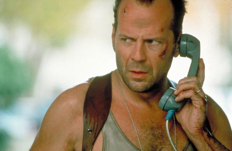 Eigentlich ist McClane (Bruce Willis) vom Dienst suspendiert, doch als ein Terrorist namens Simon zuerst ein Kaufhaus in die Luft sprengt und danach verlangt, mit McClane Spielchen spielen zu dürfen, muss der Cop wider Willen zurück an die Arbeit … – Bild: RTL/​Disney Media Distribution