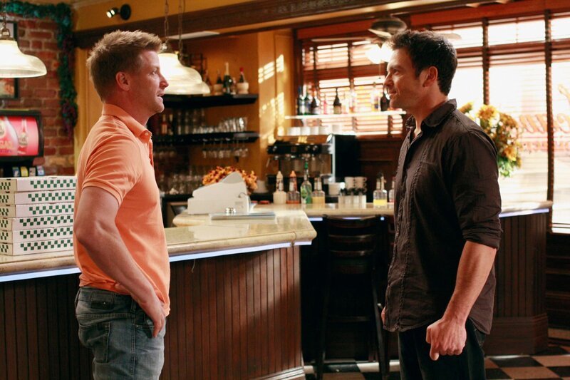 Während Lynette weiterhin Tom (Doug Savant, l.) verdächtigt, dass er den Brand in Ricks (Jason Gedrick, r.) Restaurant gelegt hat, bekommt Gabrielle eine ungewöhnliche Rivalin … – Bild: American Broadcasting Companies, Inc.