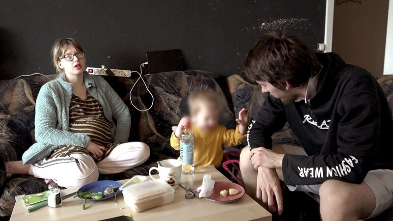 Für Jasmin und ihren kleinen Sohn wird es bald ernst – im Mutter-Kind-Heim ist endlich Platz für die beiden. – Bild: RTLZWEI