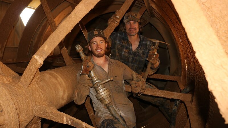 Andreas and Tobi in a trommel. – Bild: Warner Bros. Discovery